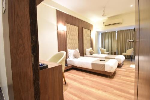 The Aarya A Smart Business Hotelにあるベッド