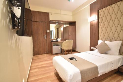 The Aarya A Smart Business Hotelにあるベッド