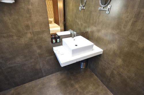 The Aarya A Smart Business Hotelにあるバスルーム
