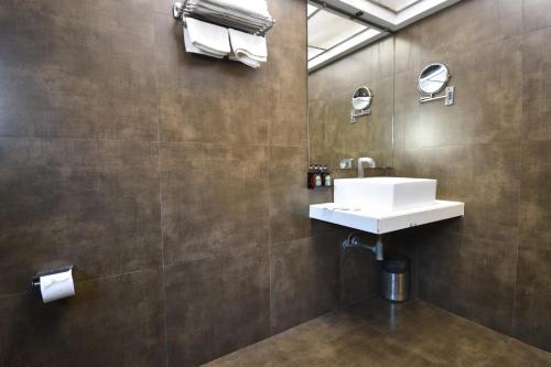 The Aarya A Smart Business Hotelにあるバスルーム