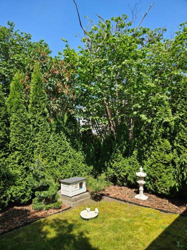 a garden with a dog house in the grass at Princess Palace in Gdańsk