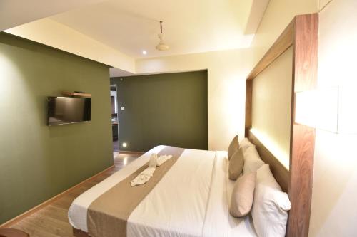 The Aarya A Smart Business Hotelにあるベッド