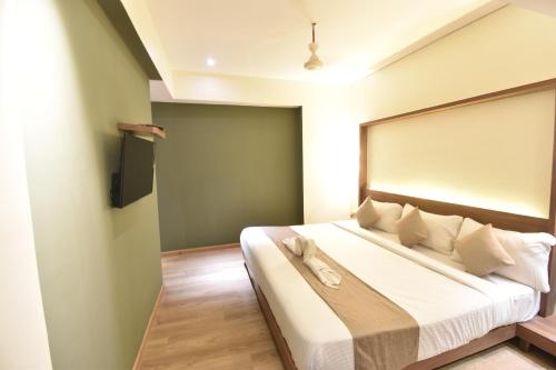The Aarya A Smart Business Hotelにあるベッド