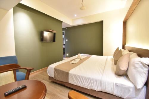 The Aarya A Smart Business Hotelにあるベッド