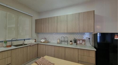 Η κουζίνα ή μικρή κουζίνα στο HIY Homestay Adelia2 Bangi