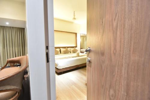 The Aarya A Smart Business Hotelにあるベッド