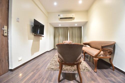The Aarya A Smart Business Hotelにあるテレビまたはエンターテインメントセンター