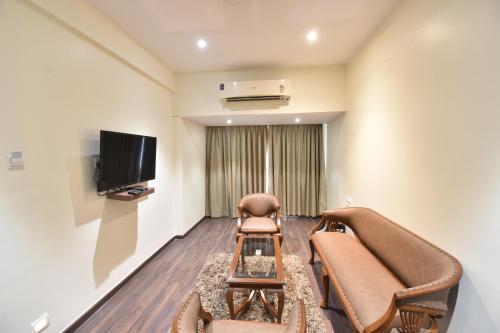 The Aarya A Smart Business Hotelにあるテレビまたはエンターテインメントセンター