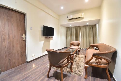 The Aarya A Smart Business Hotelにあるテレビまたはエンターテインメントセンター