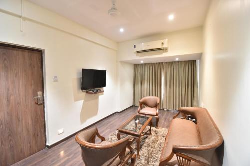 The Aarya A Smart Business Hotelにあるテレビまたはエンターテインメントセンター