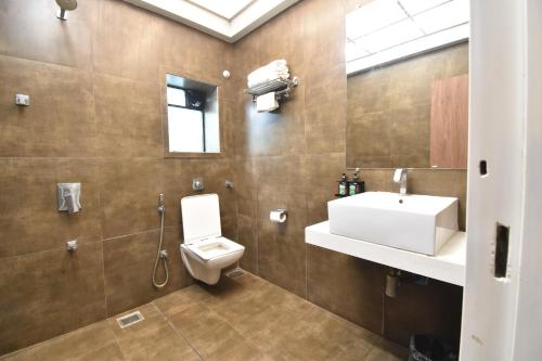 The Aarya A Smart Business Hotelにあるバスルーム