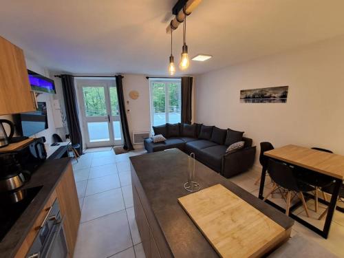 un salon avec un canapé et une table dans l'établissement Au coin des Thermes - Draps en option, à Luz-Saint-Sauveur