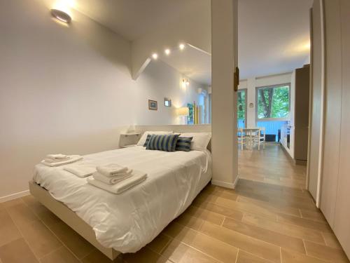1 dormitorio blanco con 1 cama y comedor en Urban Nest Terrace Suite, en Bolonia