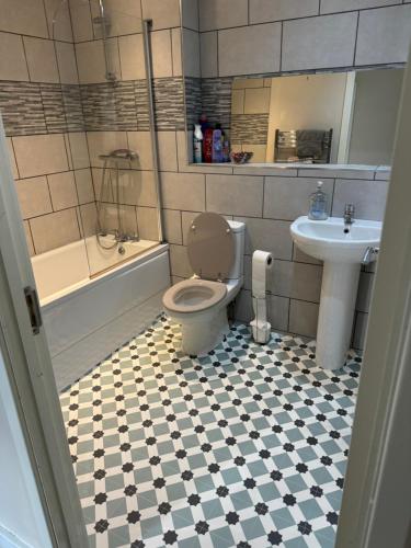 uma casa de banho com um WC e um lavatório em City living apartment no3 em Bristol