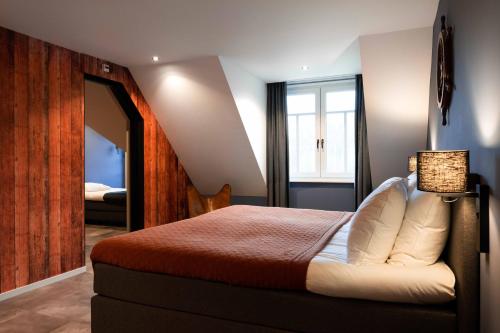 a bedroom with a bed and a mirror at Othmar Herberg in Ootmarsum