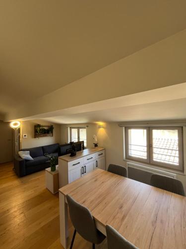 un salon avec une table et un canapé dans l'établissement T2 Centre historique Avignon, à Avignon