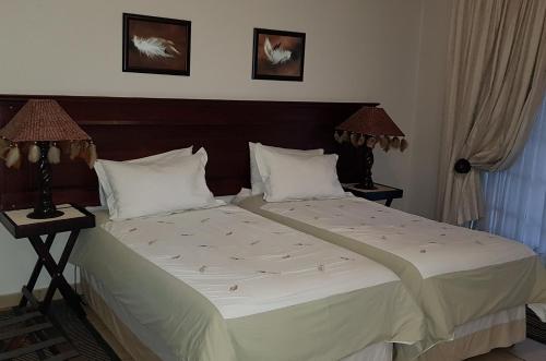 Postel nebo postele na pokoji v ubytování Falling Feather Inn