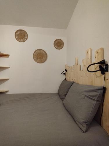 - une chambre avec un lit et deux assiettes murales dans l'établissement Briançon petit appart cosy au cœur du centre-ville, à Briançon