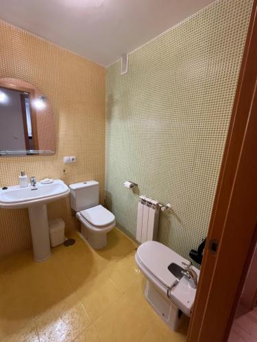 a bathroom with a white toilet and a sink at Ánade Real Guest House in Daimiel
