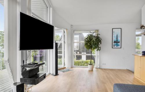 Una televisión o centro de entretenimiento en Stunning Home In Odder With Sauna