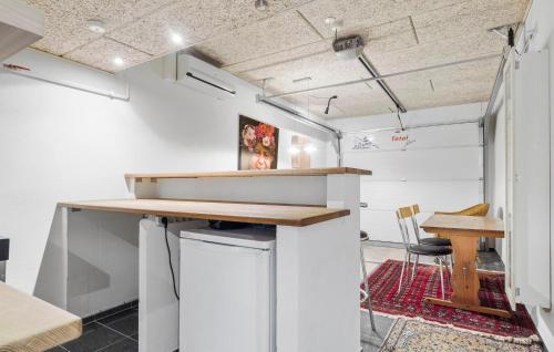 Una cocina o cocineta en Stunning Home In Odder With Sauna