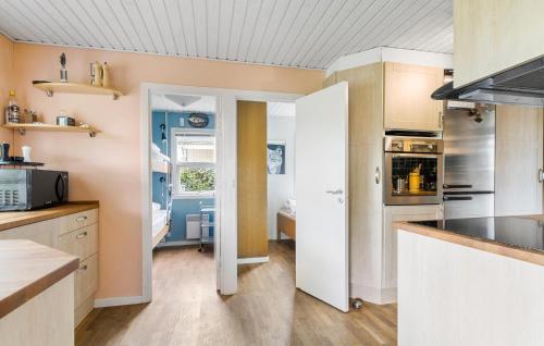 Una cocina o cocineta en Stunning Home In Odder With Sauna