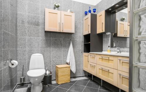 Un baño de Stunning Home In Odder With Sauna