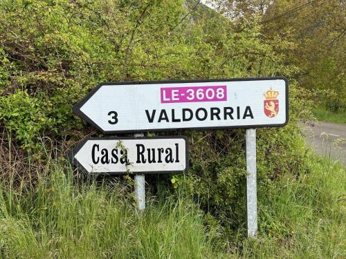 a street sign on the side of a road at Casa rural C de Caballo, Valdorria Brother Law SL in Valdorria