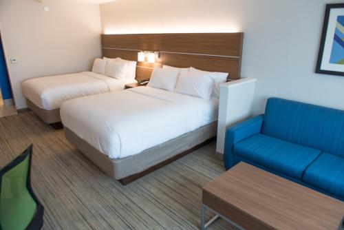 Postel nebo postele na pokoji v ubytování Holiday Inn Express Hotel & Suites East Lansing by IHG
