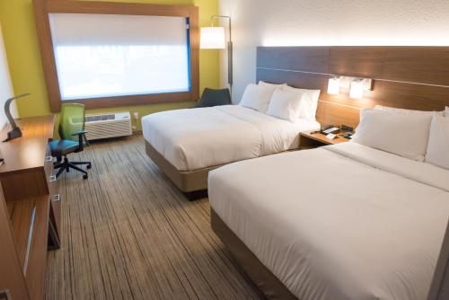 Postel nebo postele na pokoji v ubytování Holiday Inn Express Hotel & Suites East Lansing by IHG