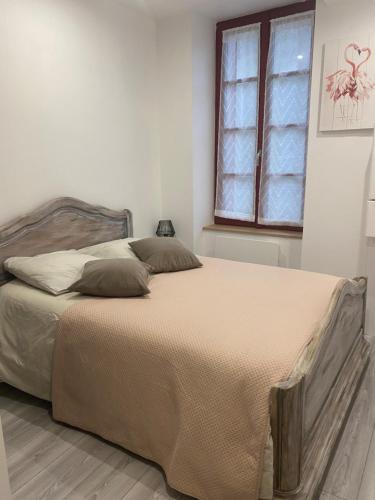 une chambre avec un grand lit avec une fenêtre dans l'établissement La Riolle, à Bracieux