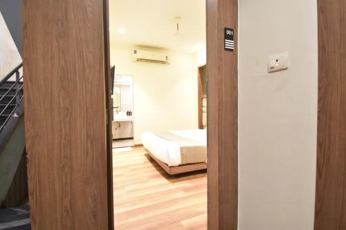 The Aarya A Smart Business Hotelにあるベッド