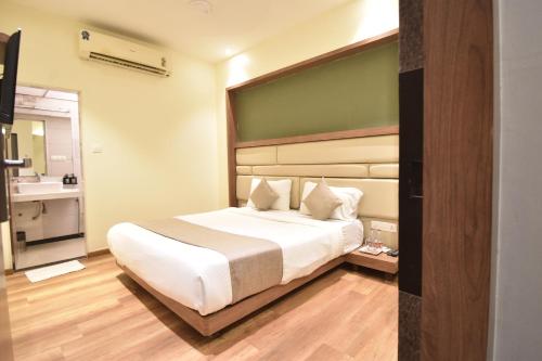 The Aarya A Smart Business Hotelにあるベッド