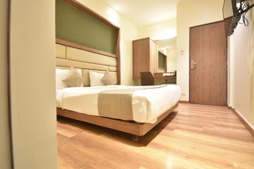 The Aarya A Smart Business Hotelにあるベッド