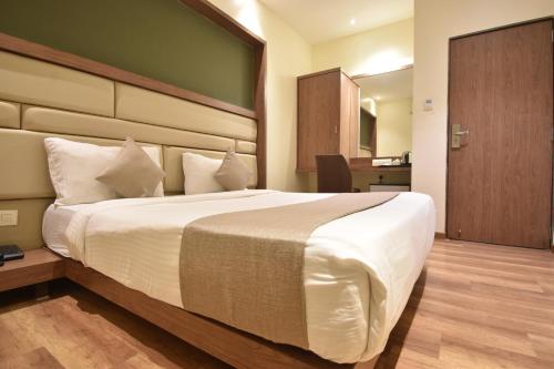 The Aarya A Smart Business Hotelにあるベッド