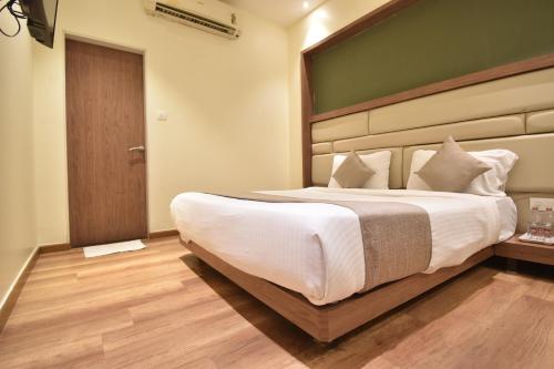 The Aarya A Smart Business Hotelにあるベッド