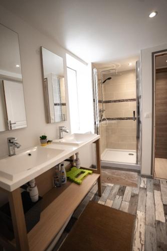 une salle de bain avec deux lavabos et une douche dans l'établissement Charmante petite maison de la côte Normande, à Courseulles-sur-Mer