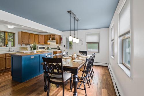 Una cocina o cocineta en Great Location! Colleges! Hiking! Ithaca Commons!