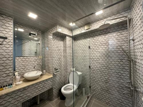 Un baño de ქირავდება სასტუმროს ტიპის ოთახი N17