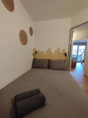 Cette chambre dispose d'un grand lit double. dans l'établissement Briançon petit appart cosy au cœur du centre-ville, à Briançon
