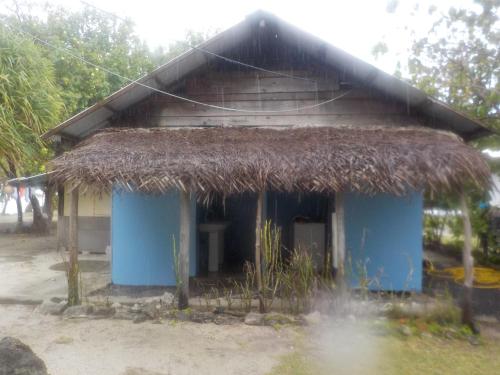 a small blue building with a straw roof at Camping Hiva Plage in Parea