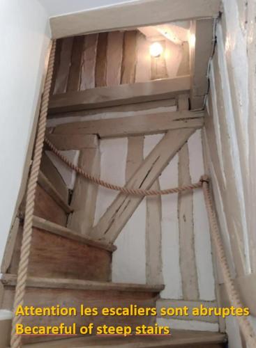 un plafond avec une lumière au-dessus dans l'établissement MAISON centre ville historique - Bain à remous, Sauna, cour extérieure privative - tout peut se faire à pied à 3min du vieux port, 10min de la plage, 3min d'un Parking gratuit, restaurants, boutiques, musés, etc, à Honfleur