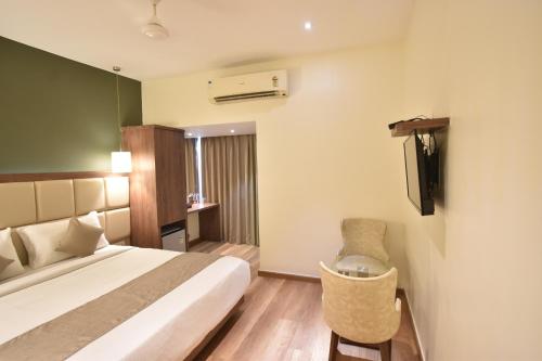 The Aarya A Smart Business Hotelにあるベッド