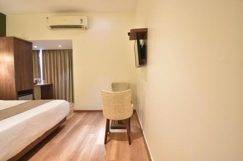 The Aarya A Smart Business Hotelにあるベッド