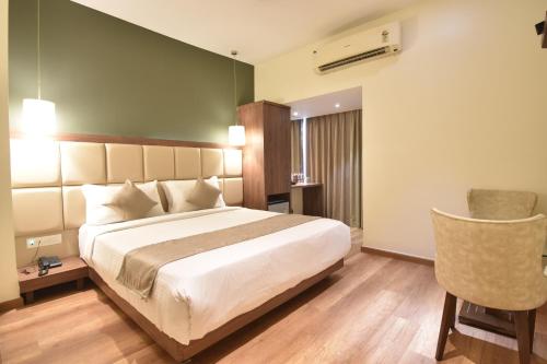 Postel nebo postele na pokoji v ubytování The Aarya A Smart Business Hotel