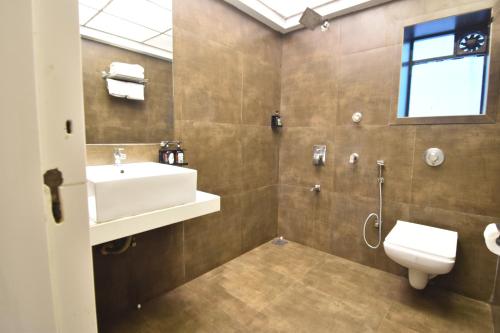 The Aarya A Smart Business Hotelにあるバスルーム