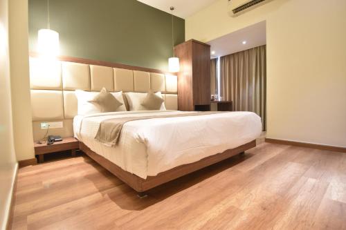 The Aarya A Smart Business Hotelにあるベッド