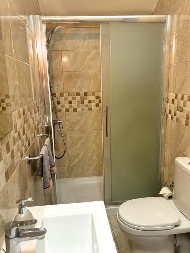 Un baño de All Nations Duplex with Pool