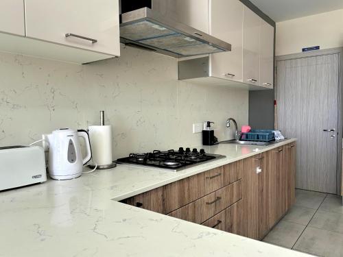 Una cocina o zona de cocina en All Nations Duplex with Pool