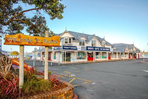 a welcome to balilla sign in front of a street at Paihia Pacific Resort Hotel in Paihia